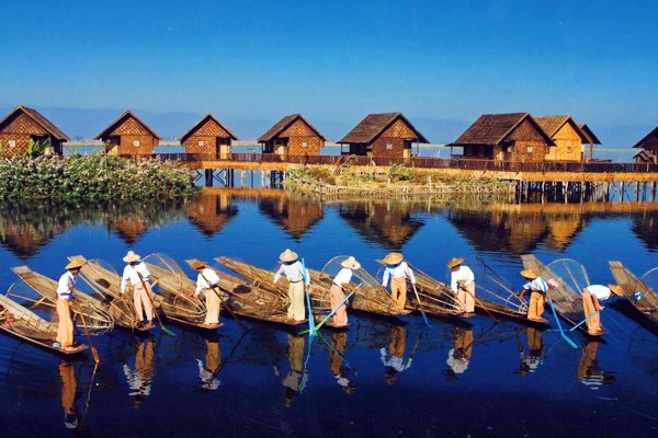 Discovering Inle Lake: A Glimpse into the Life and Challenges of Myanmar's Floating Gardens